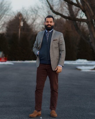 Graues Sakko kombinieren – 1200+ Herren Outfits: Erwägen Sie das Tragen von einem grauen Sakko und dunkelbraunen Jeans, um einen eleganten, aber nicht zu festlichen Look zu kreieren. Fühlen Sie sich ideenreich? Vervollständigen Sie Ihr Outfit mit braunen Wildleder Slippern.