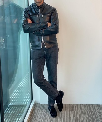 Schwarze Wildleder Slipper kombinieren – 500+ Herren Outfits: Kombinieren Sie eine schwarze Leder Bomberjacke mit dunkelgrauen Jeans für einen bequemen Alltags-Look. Fühlen Sie sich mutig? Entscheiden Sie sich für schwarzen Wildleder Slipper.