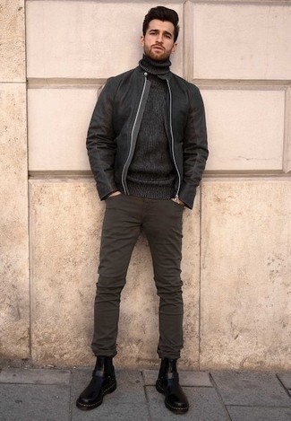 Grauen Strick Wollrollkragenpullover kombinieren – 78 Herren Outfits: Kombinieren Sie einen grauen Strick Wollrollkragenpullover mit dunkelbraunen Jeans für einen bequemen Alltags-Look. Wählen Sie schwarzen Chelsea Boots aus Leder, um Ihr Modebewusstsein zu zeigen.