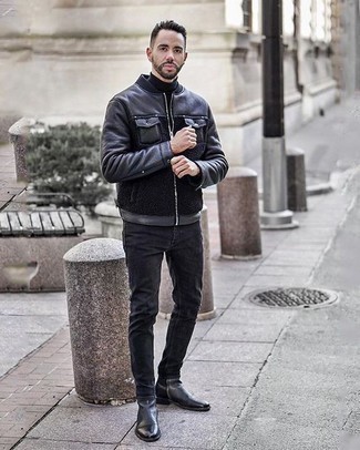 30 Jährige: Schwarzen Rollkragenpullover kombinieren – 500+ Herren Outfits warm Wetter: Paaren Sie einen schwarzen Rollkragenpullover mit schwarzen Jeans, um einen lockeren, aber dennoch stylischen Look zu erhalten. Fühlen Sie sich ideenreich? Entscheiden Sie sich für schwarzen Chelsea Boots aus Leder.