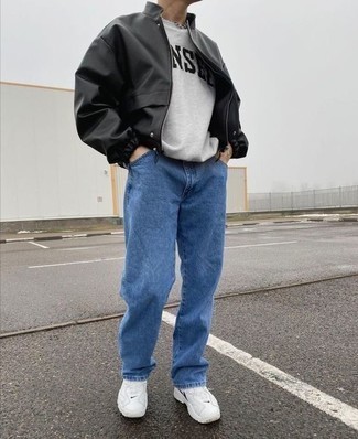 Schwarze Leder Bomberjacke kombinieren – 392 Herren Outfits: Vereinigen Sie eine schwarze Leder Bomberjacke mit blauen Jeans, um einen lockeren, aber dennoch stylischen Look zu erhalten. Fühlen Sie sich mutig? Vervollständigen Sie Ihr Outfit mit weißen und schwarzen Sportschuhen.