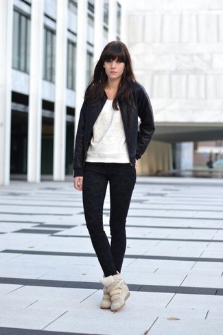Keil Turnschuhe kombinieren – 60 Damen Outfits: Probieren Sie diese Paarung aus einer schwarzen gesteppten Leder Bomberjacke und schwarzen bedruckten engen Jeans für einen zeitgenössischen super entspannten Trend-Look. Dieses Outfit passt hervorragend zusammen mit Keil Turnschuhen.