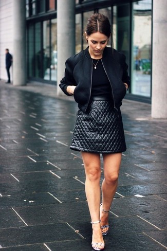 Schwarze Bomberjacke kombinieren – 187 Damen Outfits: Diese Paarung aus einer schwarzen Bomberjacke und einem schwarzen gesteppten Leder Minirock liefert unkompliziertfen und lockeren Stil. Ergänzen Sie Ihr Look mit silbernen Leder Sandaletten.