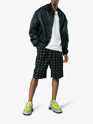Schwarze Shorts kombinieren – 500+ Herren Outfits: Kombinieren Sie eine schwarze Bomberjacke mit schwarzen Shorts, um mühelos alles zu meistern, was auch immer der Tag bringen mag. Wählen Sie die legere Option mit gelbgrünen Sportschuhen.
