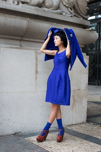 Blaue Bomberjacke kombinieren – 31 Damen Outfits: Tragen Sie eine blaue Bomberjacke zu einem blauen Skaterkleid, um einen modischen, legeren Look zu kreieren. Dieses Outfit passt hervorragend zusammen mit dunkelroten Leder Pumps.