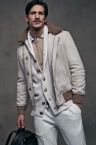 Beige Bomberjacke kombinieren – 288 Herren Outfits: Entscheiden Sie sich für einen klassischen Stil in einer beige Bomberjacke und einer weißen Anzughose.