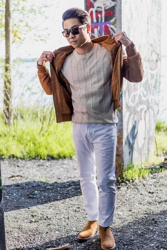 Beige Strickpullover kombinieren – 157 Herren Outfits: Paaren Sie einen beige Strickpullover mit weißen Jeans für ein Alltagsoutfit, das Charakter und Persönlichkeit ausstrahlt. Entscheiden Sie sich für beige Chelsea Boots aus Wildleder, um Ihr Modebewusstsein zu zeigen.