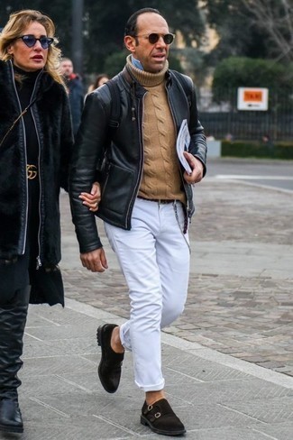 Beige Strickpullover kombinieren – 157 Herren Outfits: Vereinigen Sie einen beige Strickpullover mit weißen Jeans, um einen lockeren, aber dennoch stylischen Look zu erhalten. Fühlen Sie sich mutig? Vervollständigen Sie Ihr Outfit mit dunkelbraunen Doppelmonks aus Wildleder.