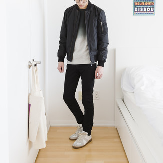 Schwarzes Sweatshirts kombinieren – 212 Herren Outfits: Kombinieren Sie ein schwarzes Sweatshirts mit einer schwarzen Chinohose, um mühelos alles zu meistern, was auch immer der Tag bringen mag. Weiße Leder niedrige Sneakers sind eine kluge Wahl, um dieses Outfit zu vervollständigen.
