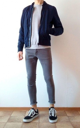 Graue enge Jeans kombinieren – 489 Herren Outfits: Kombinieren Sie eine dunkelblaue Bomberjacke mit grauen engen Jeans für einen bequemen Alltags-Look. Schwarze und weiße Segeltuch niedrige Sneakers sind eine gute Wahl, um dieses Outfit zu vervollständigen.