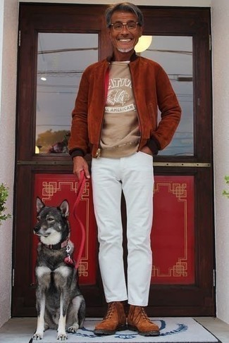 Braune Bomberjacke kombinieren – 500+ Herren Outfits: Kombinieren Sie eine braune Bomberjacke mit weißen Jeans für ein sonntägliches Mittagessen mit Freunden. Fügen Sie eine rotbraune Wildlederfreizeitstiefel für ein unmittelbares Style-Upgrade zu Ihrem Look hinzu.