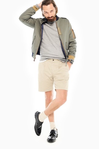 Graues Sweatshirts kombinieren – 168 Smart-Casual Herren Outfits: Tragen Sie ein graues Sweatshirts und hellbeige Shorts für einen bequemen Alltags-Look. Putzen Sie Ihr Outfit mit schwarzen Leder Derby Schuhen.