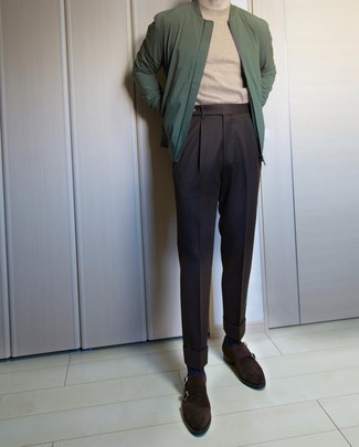 Olivgrüne Bomberjacke kombinieren – 437 Herren Outfits: Vereinigen Sie eine olivgrüne Bomberjacke mit einer dunkelbraunen Anzughose für einen stilvollen, eleganten Look. Dunkelbraune Doppelmonks aus Wildleder fügen sich nahtlos in einer Vielzahl von Outfits ein.
