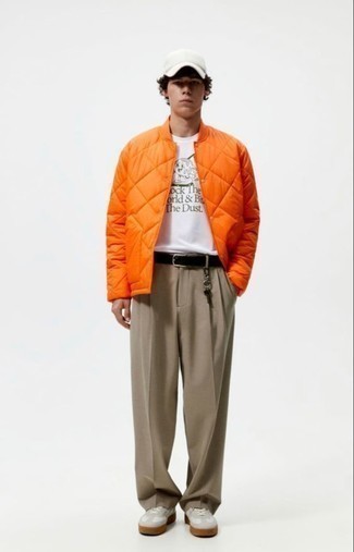 Braune Chinohose kombinieren – 500+ Casual Herren Outfits: Paaren Sie eine orange gesteppte Bomberjacke mit einer braunen Chinohose für ein großartiges Wochenend-Outfit. Weiße Leder niedrige Sneakers sind eine ideale Wahl, um dieses Outfit zu vervollständigen.