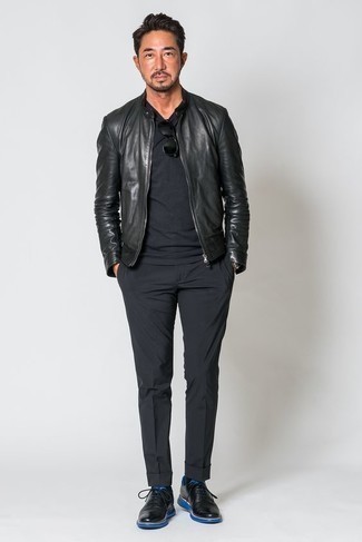 40 Jährige: Schwarze Hose kombinieren – 206 Smart-Casual Herren Outfits: Paaren Sie eine schwarze Leder Bomberjacke mit einer schwarzen Hose für ein großartiges Wochenend-Outfit. Komplettieren Sie Ihr Outfit mit schwarzen Leder Oxford Schuhen, um Ihr Modebewusstsein zu zeigen.