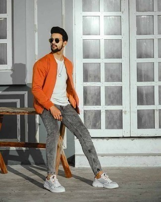 Graue enge Jeans kombinieren – 489 Herren Outfits: Entscheiden Sie sich für eine orange Bomberjacke und grauen enge Jeans, um einen lockeren, aber dennoch stylischen Look zu erhalten. Wenn Sie nicht durch und durch formal auftreten möchten, entscheiden Sie sich für weißen Sportschuhe.