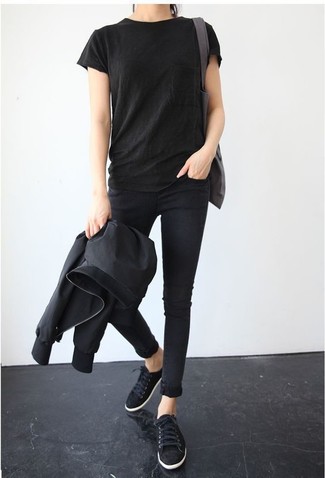 schwarze Bomberjacke, schwarzes T-Shirt mit einem Rundhalsausschnitt, schwarze enge Jeans, schwarze Wildleder niedrige Sneakers für Damen