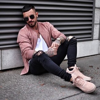 Wie enge Jeans mit niedriger Sneakers zu kombinieren – 466 Lässige Herren Outfits warm Wetter: Für ein bequemes Couch-Outfit, erwägen Sie das Tragen von einer rosa Bomberjacke und engen Jeans. Niedrige Sneakers sind eine gute Wahl, um dieses Outfit zu vervollständigen.