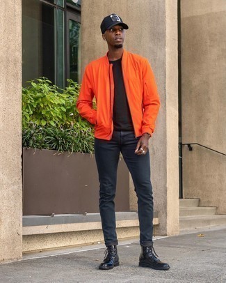 Orange Bomberjacke kombinieren – 34 Herren Outfits: Entscheiden Sie sich für eine orange Bomberjacke und dunkelblauen enge Jeans für ein bequemes Outfit, das außerdem gut zusammen passt. Fühlen Sie sich mutig? Wählen Sie eine schwarze Lederfreizeitstiefel.