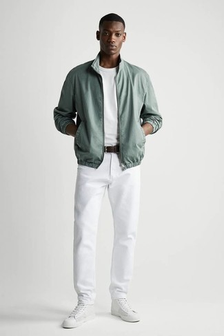 Mintgrüne Bomberjacke kombinieren – 29 Herren Outfits: Paaren Sie eine mintgrüne Bomberjacke mit weißen Jeans für ein sonntägliches Mittagessen mit Freunden. Fühlen Sie sich mutig? Entscheiden Sie sich für weißen hohe Sneakers aus Leder.