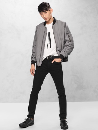 Graue Bomberjacke kombinieren – 243 Herren Outfits: Vereinigen Sie eine graue Bomberjacke mit schwarzen Jeans, um einen lockeren, aber dennoch stylischen Look zu erhalten. Schwarze Leder niedrige Sneakers sind eine großartige Wahl, um dieses Outfit zu vervollständigen.