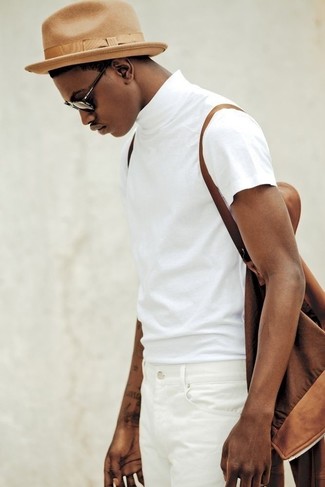 Braune Bomberjacke kombinieren – 500+ Herren Outfits: Tragen Sie eine braune Bomberjacke und weißen Jeans für einen bequemen Alltags-Look.