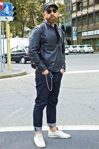 schwarze Leder Bomberjacke, schwarzes T-Shirt mit einem Rundhalsausschnitt, dunkelblaue Jeans, weiße Leder niedrige Sneakers für Herren