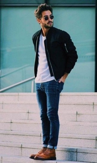 20 Jährige: Braune Freizeitstiefel kombinieren – 295 Herren Outfits warm Wetter: Kombinieren Sie eine schwarze Bomberjacke mit blauen Jeans, um einen lockeren, aber dennoch stylischen Look zu erhalten. Fühlen Sie sich mutig? Ergänzen Sie Ihr Outfit mit einer braunen Freizeitstiefeln.