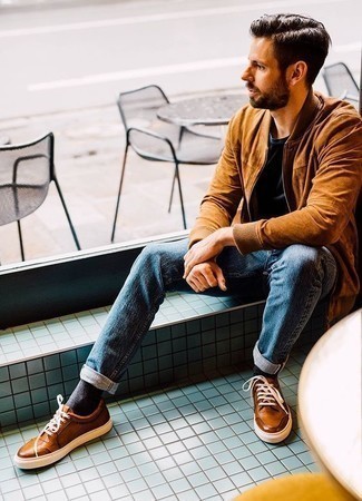 Braune niedrige Sneakers kombinieren – 537+ Herren Outfits: Tragen Sie eine rotbraune Wildleder Bomberjacke und blauen Jeans für ein Alltagsoutfit, das Charakter und Persönlichkeit ausstrahlt. Braune niedrige Sneakers sind eine ideale Wahl, um dieses Outfit zu vervollständigen.
