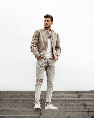Graue Jeans kombinieren – 1200+ Herren Outfits: Für ein bequemes Couch-Outfit, kombinieren Sie eine hellbeige Wildleder Bomberjacke mit grauen Jeans. Weiße Segeltuch niedrige Sneakers fügen sich nahtlos in einer Vielzahl von Outfits ein.