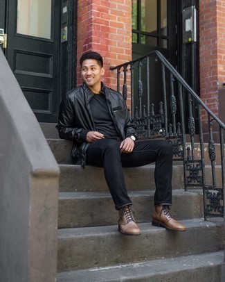 20 Jährige: Schwarze Leder Bomberjacke kombinieren – 92 Herren Outfits: Kombinieren Sie eine schwarze Leder Bomberjacke mit schwarzen Jeans für ein bequemes Outfit, das außerdem gut zusammen passt. Entscheiden Sie sich für eine braune Lederfreizeitstiefel, um Ihr Modebewusstsein zu zeigen.