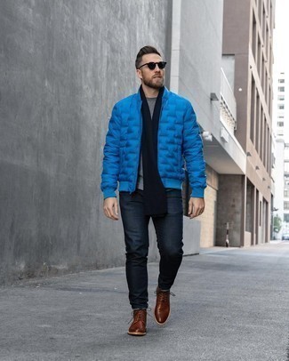 30 Jährige: Türkise Jacke kombinieren – 500+ Herren Outfits warm Wetter: Kombinieren Sie eine türkise Jacke mit dunkelblauen Jeans, um einen lockeren, aber dennoch stylischen Look zu erhalten. Fühlen Sie sich ideenreich? Entscheiden Sie sich für eine braune Lederfreizeitstiefel.