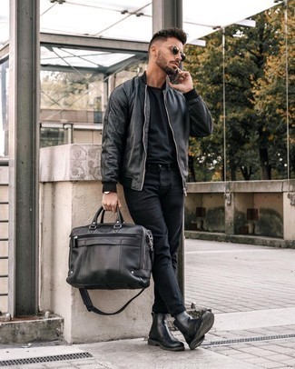 Schwarze Bomberjacke kombinieren – 895+ Herren Outfits: Erwägen Sie das Tragen von einer schwarzen Bomberjacke und schwarzen Jeans, um einen lockeren, aber dennoch stylischen Look zu erhalten. Entscheiden Sie sich für schwarzen Chelsea Boots aus Leder, um Ihr Modebewusstsein zu zeigen.