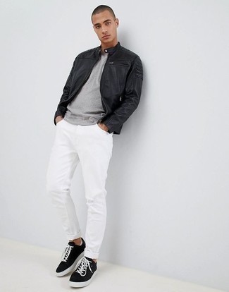 schwarze Leder Bomberjacke, graues T-Shirt mit einem Rundhalsausschnitt, weiße Jeans mit Destroyed-Effekten, schwarze und weiße Segeltuch niedrige Sneakers für Herren