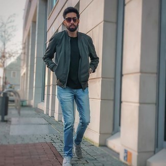 Dunkelgraue Schuhe kombinieren – 500+ Casual Herren Outfits warm Wetter: Kombinieren Sie eine dunkelgrüne Bomberjacke mit hellblauen Jeans für einen bequemen Alltags-Look. Fühlen Sie sich mutig? Ergänzen Sie Ihr Outfit mit grauen Sportschuhen.