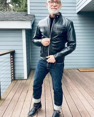 Welche Jeans mit schwarzer Chelsea Boots zu tragen – 500+ Smart-Casual Herren Outfits: Erwägen Sie das Tragen von einer schwarzen Leder Bomberjacke und Jeans, um mühelos alles zu meistern, was auch immer der Tag bringen mag. Fühlen Sie sich mutig? Wählen Sie schwarzen Chelsea Boots.