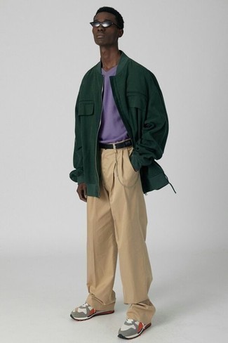 Dunkelgrüne Bomberjacke kombinieren – 437 Herren Outfits: Kombinieren Sie eine dunkelgrüne Bomberjacke mit einer beige Chinohose für ein bequemes Outfit, das außerdem gut zusammen passt. Fühlen Sie sich mutig? Entscheiden Sie sich für grauen Sportschuhe.