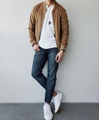Beige Bomberjacke kombinieren – 288 Herren Outfits: Kombinieren Sie eine beige Bomberjacke mit dunkelblauen Jeans für einen bequemen Alltags-Look. Weiße Leder niedrige Sneakers sind eine großartige Wahl, um dieses Outfit zu vervollständigen.