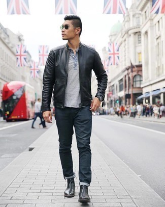 30 Jährige: Welche Bomberjacken mit grauer Jeans zu tragen – 27 Smart-Casual Herren Outfits warm Wetter: Paaren Sie eine Bomberjacke mit grauen Jeans für einen bequemen Alltags-Look. Fühlen Sie sich ideenreich? Vervollständigen Sie Ihr Outfit mit schwarzen Chelsea Boots aus Leder.