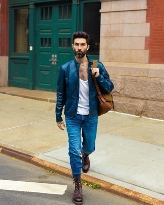Dunkelblaue Lederjacke kombinieren – 48 Herren Outfits: Kombinieren Sie eine dunkelblaue Lederjacke mit dunkelblauen Jeans für ein großartiges Wochenend-Outfit. Komplettieren Sie Ihr Outfit mit einer dunkelbraunen Lederfreizeitstiefeln, um Ihr Modebewusstsein zu zeigen.