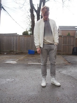 Weiße Lederfreizeitstiefel kombinieren – 11 Herren Outfits: Kombinieren Sie eine weiße Bomberjacke mit grauen Jeans, um mühelos alles zu meistern, was auch immer der Tag bringen mag. Fühlen Sie sich mutig? Komplettieren Sie Ihr Outfit mit einer weißen Lederfreizeitstiefeln.