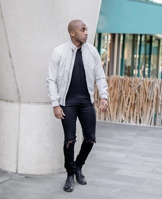 30 Jährige: Weiße Bomberjacke kombinieren – 21 Herren Outfits: Eine weiße Bomberjacke und schwarze enge Jeans mit Destroyed-Effekten sind eine großartige Outfit-Formel für Ihre Sammlung. Fühlen Sie sich mutig? Vervollständigen Sie Ihr Outfit mit schwarzen Chelsea Boots aus Leder.