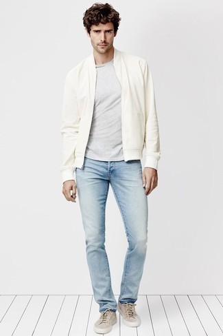 Beige Segeltuch niedrige Sneakers kombinieren – 500+ Herren Outfits: Vereinigen Sie eine weiße Bomberjacke mit hellblauen Jeans, um mühelos alles zu meistern, was auch immer der Tag bringen mag. Ergänzen Sie Ihr Look mit beige Segeltuch niedrigen Sneakers.