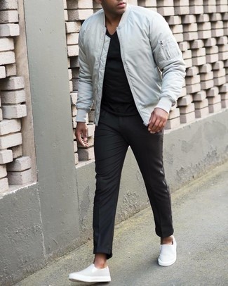 Weiße Slip-On Sneakers aus Segeltuch kombinieren – 151 Herren Outfits: Vereinigen Sie eine weiße Bomberjacke mit einer schwarzen Chinohose für ein bequemes Outfit, das außerdem gut zusammen passt. Vervollständigen Sie Ihr Look mit weißen Slip-On Sneakers aus Segeltuch.