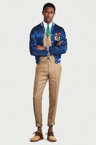 Blaue Satin Bomberjacke kombinieren – 2 Herren Outfits: Kombinieren Sie eine blaue Satin Bomberjacke mit einer beige Anzughose für eine klassischen und verfeinerte Silhouette. Machen Sie Ihr Outfit mit beige Wildleder Oxford Schuhen eleganter.