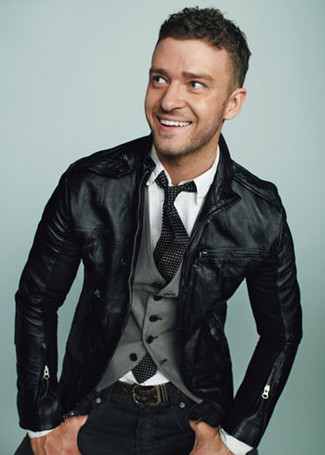 Justin Timberlake trägt schwarze Leder Bomberjacke, graue Weste, weißes Langarmhemd, schwarze enge Jeans