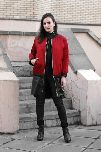 Wie rote Bomberjacke mit schwarzer Leder Stiefeletten zu kombinieren – 3 Smart-Casual Damen Outfits: Eine rote Bomberjacke und schwarze enge Jeans sind ideal geeignet, um ein lockeres Outfit zu erzeugen. Komplettieren Sie Ihr Outfit mit schwarzen Leder Stiefeletten.