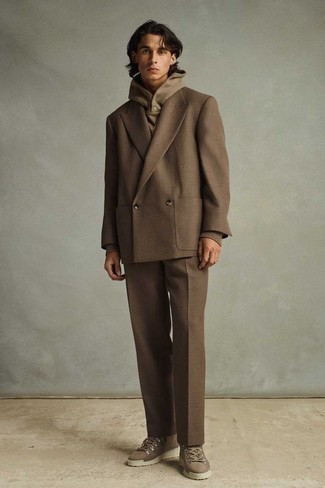 Braunen Anzug kombinieren – 201 Smart-Casual Herren Outfits: Die Paarung aus einem braunen Anzug und einem beige Pullover mit einem Kapuze ist eine perfekte Wahl für einen Tag im Büro. Fühlen Sie sich mutig? Wählen Sie braunen Lederarbeitsstiefel.
