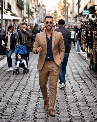 Dunkelblaues gepunktetes Langarmhemd kombinieren – 58 Herren Outfits: Geben Sie den bestmöglichen Look ab in einem dunkelblauen gepunkteten Langarmhemd und einem braunen Anzug. Braune Leder Oxford Schuhe sind eine einfache Möglichkeit, Ihren Look aufzuwerten.
