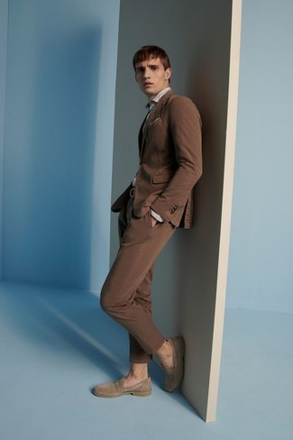 Braunen Anzug kombinieren – 972+ Herren Outfits: Kombinieren Sie einen braunen Anzug mit einem hellbeige vertikal gestreiften Businesshemd, um vor Klasse und Perfektion zu strotzen. Braune Wildleder Slipper fügen sich nahtlos in einer Vielzahl von Outfits ein.